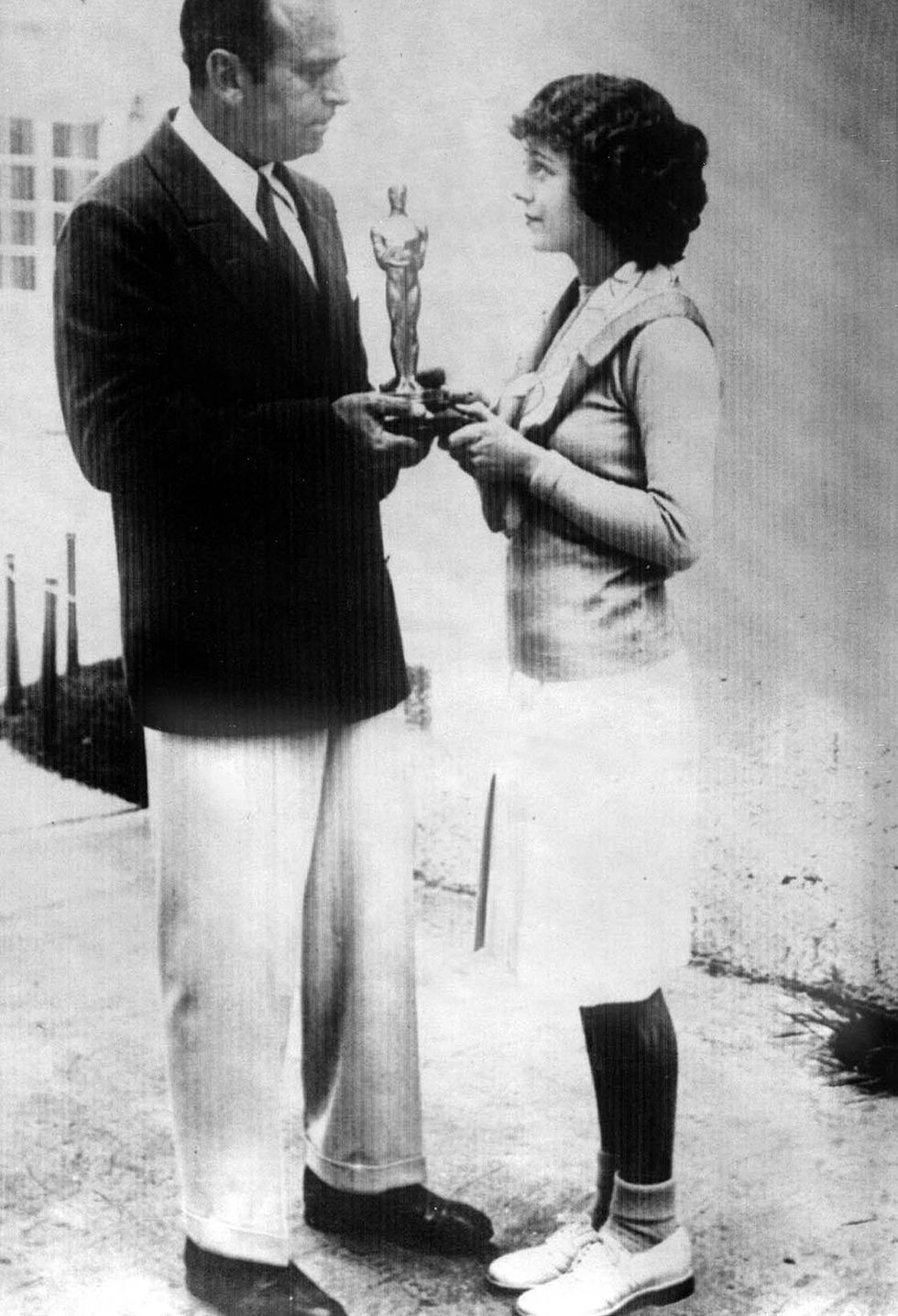 <p>Recibió el primer premio por tres películas rodadas los dos años anteriores: 'El séptimo cielo' (Frank Borzage, 1927), 'El ángel de la calle' (Frank Borzage, 1928) y 'Amanecer' (F.W. Murnau, 1927). Acudió vestida de prêt à porter.</p>
