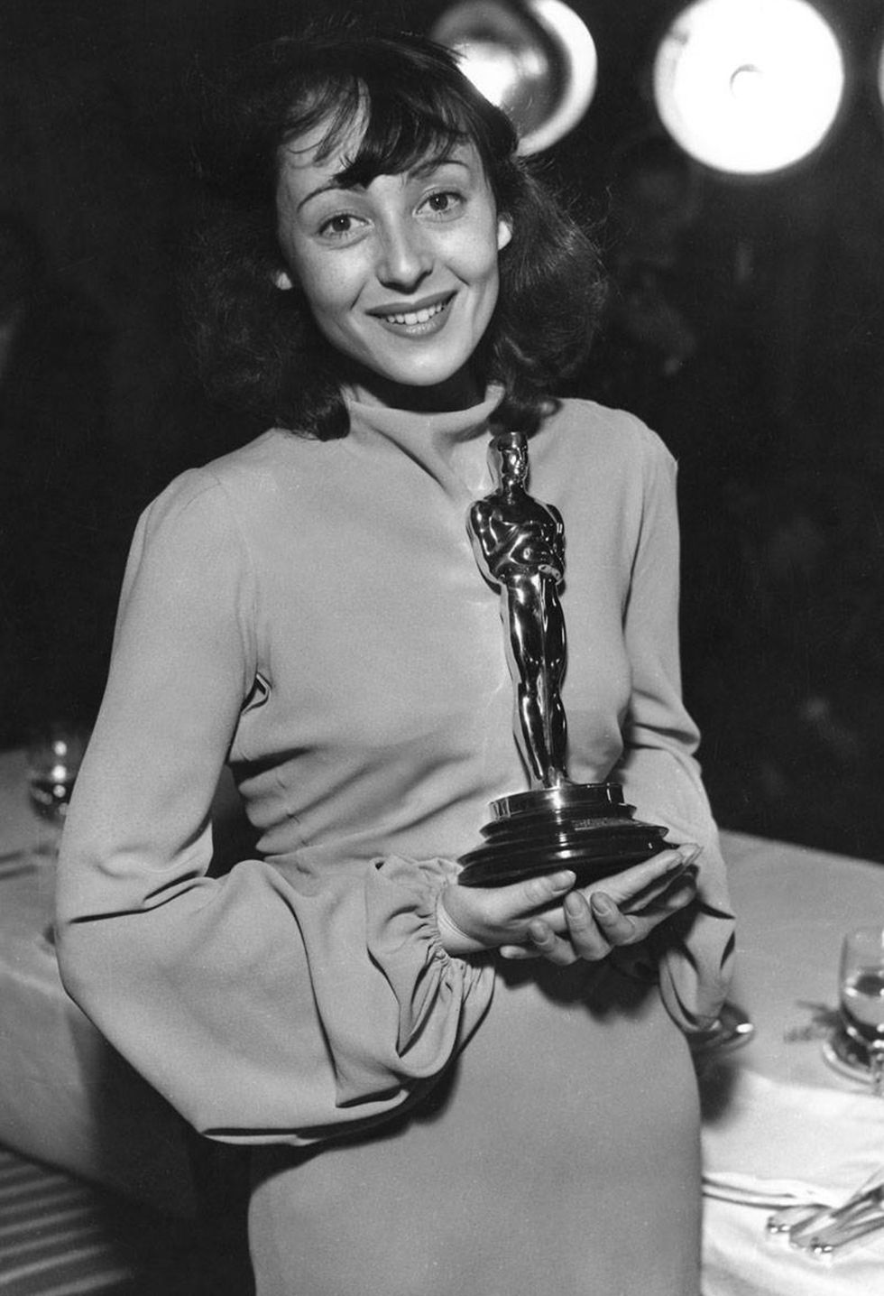 <p>Y el segundo Oscar para la alemana llegaría por 'La buena tierra' (Sidney Franklin, 1937). Acudió con un bellísimo vestido de manga larga acampanada y el pelo algo más largo para recoger su galardón por su papel de esclava.</p>
