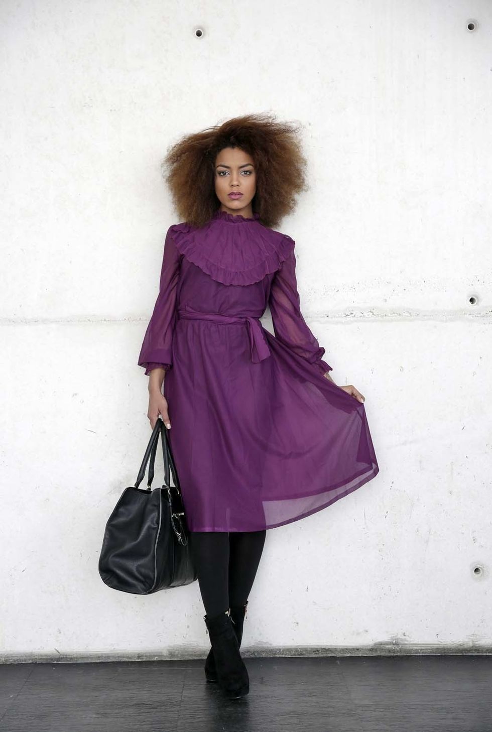 <p>Un vestido púrpura con un precioso cuello victoriano para soñar...</p><p>&nbsp;</p>