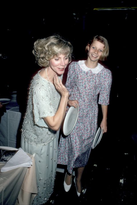 <p>Como dos gotas de agua. Gwyneth Paltrow guarda un gran parecido con su madre, la también actriz Blythe Danner, con quien la vemos en una fiesta benéfica a los 15 años.</p>