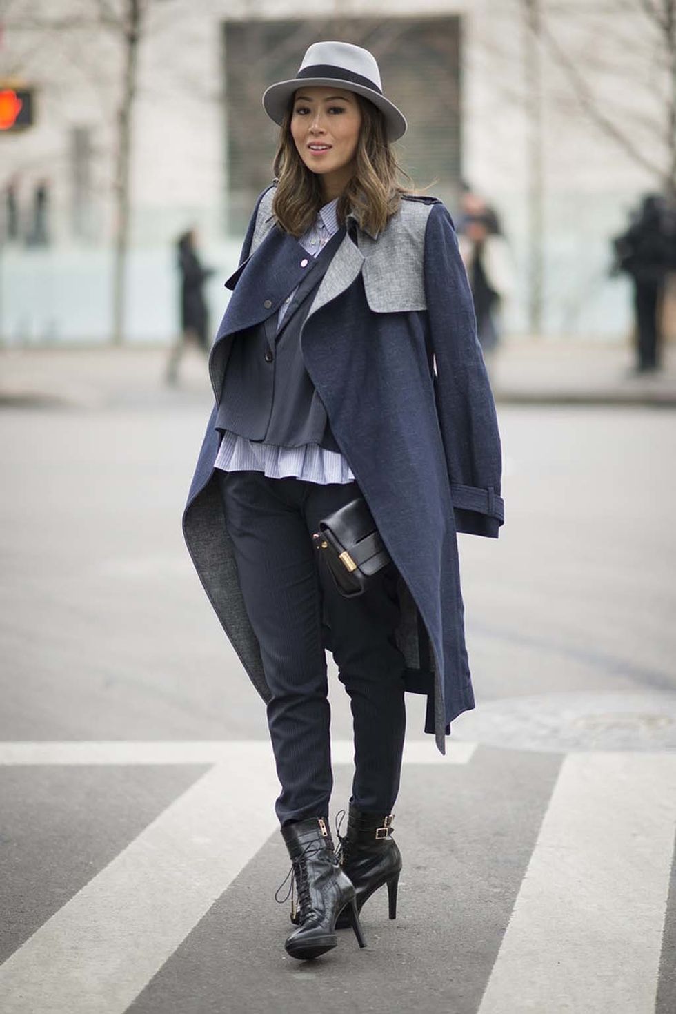 <p>Por su parte, la autora de Songs of Style lo hace de forma más discreta y sofisticada: blazer cropped con abrigo de lana estilo gabardina en azul y gris.&nbsp;</p>