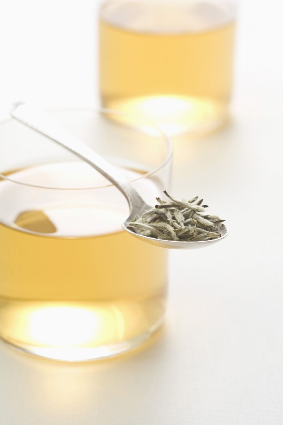 <p>El <strong>té blanco</strong> es la variedad menos oxidada del té. Para elaborarlo se utilizan yemas y hojas jóvenes de la planta, que son secadas al sol para evitar que se produzca una fermentación. Se trata de un té <strong>bajo en teína y alto en catequinas</strong>, un tipo de antioxidante con propiedades antiinflamatorias y una posible acción protectora del sistema cardiovascular. Según algunos estudios, el té blanco tiene además <strong>propiedades antibacterianas</strong>, lo que le convertiría en un buen aliado para evitar ciertos tipos de enfermedad y problemas como la placa dental.</p>