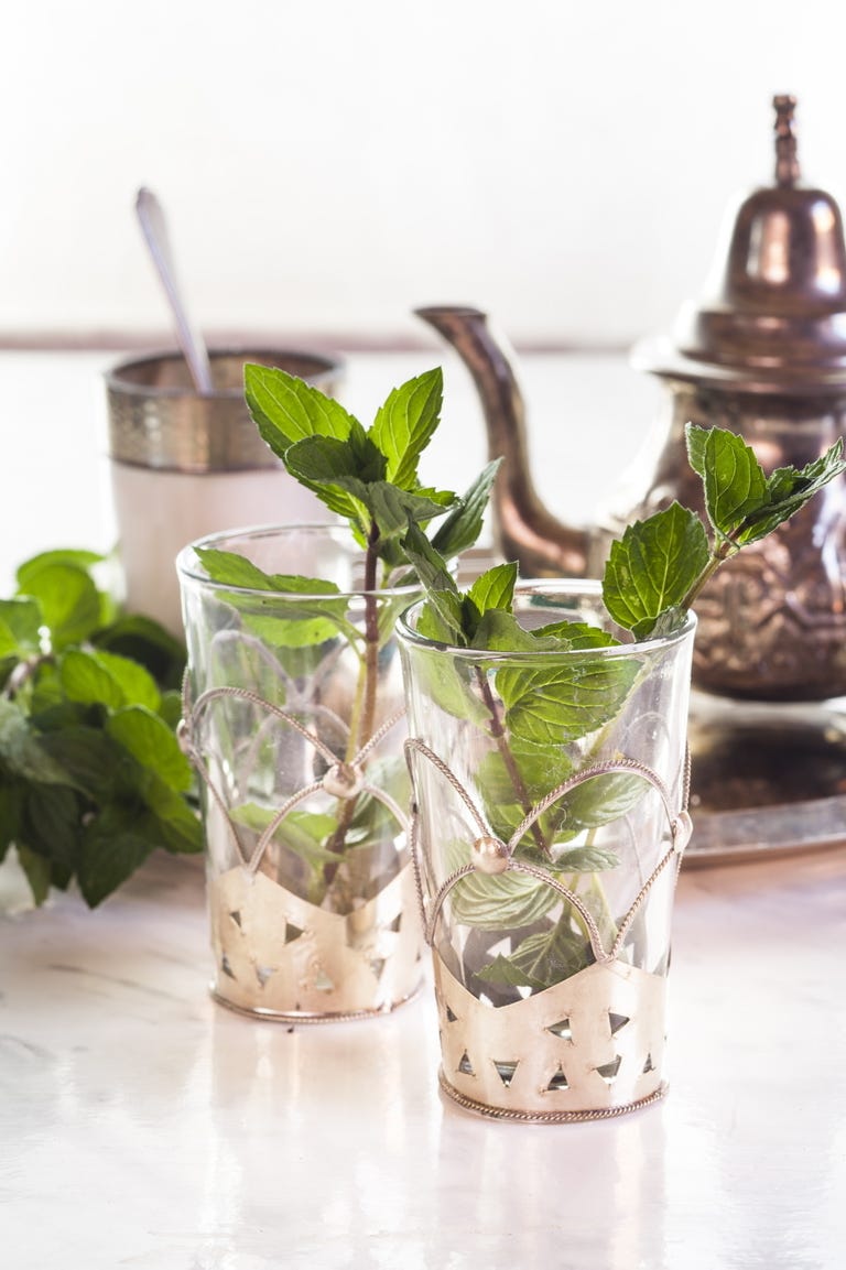 <p>Las infusiones de <strong>menta</strong> (no confundir con el té al que se le añade esta hierba) podrían tener efectos beneficiosos sobre el vello corporal en mujeres: según un estudio publicado en la revista&nbsp;Phytotherapy Research, este tipo de infusión ayudaría a reducir el vello excesivo en las mujeres que sufren <a href="http://www.elle.es/belleza/cara-cuerpo/hirsutismo-femenino" target="_blank">hirsutismo</a>. Asociado a esto, también podría tener efectos positivos sobre el tratamiento de ovario poliquístico, ya que en ambos casos la causa es un exceso de andrógenos que la menta reduciría.</p>