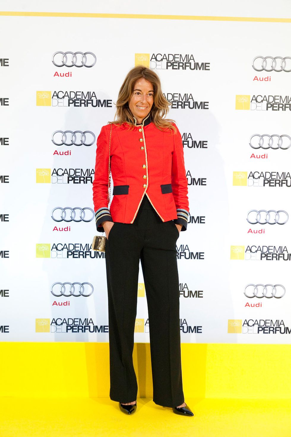 <p>Fichamos la chaqueta roja de <strong>Mónica Martín Luque</strong>, bien combinada con pantalones negros lisos.&nbsp;</p>