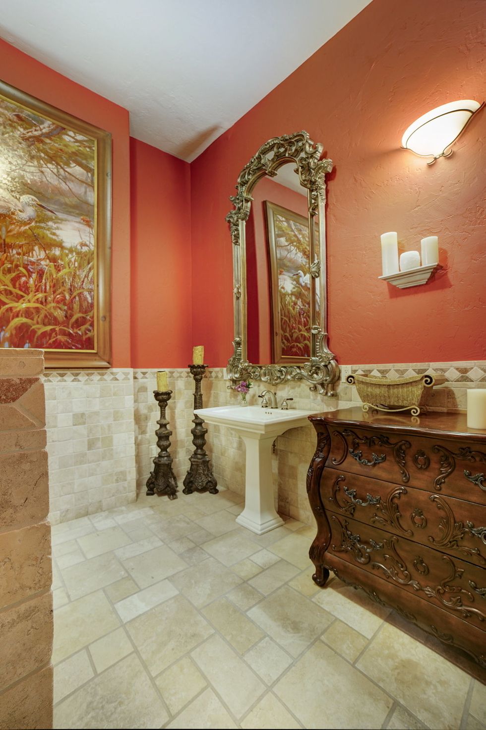 <p>Es el color en el que están pintadas las paredes y se combina con un zócalo y suelos de piedra. El lavabo, el espejo y la cómoda son vintage.</p>