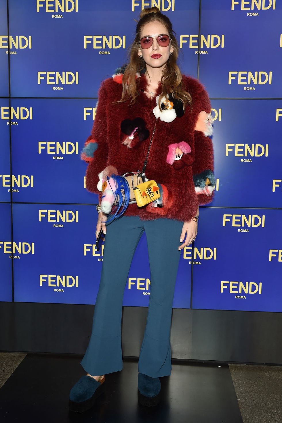 <p>La blogger <strong>Chiara Ferragni</strong> fue al desfile de Fendi con un llamativo abrigo de la misma firma que combinó con pantalón verde y unos zuecos de suela ancha.</p>