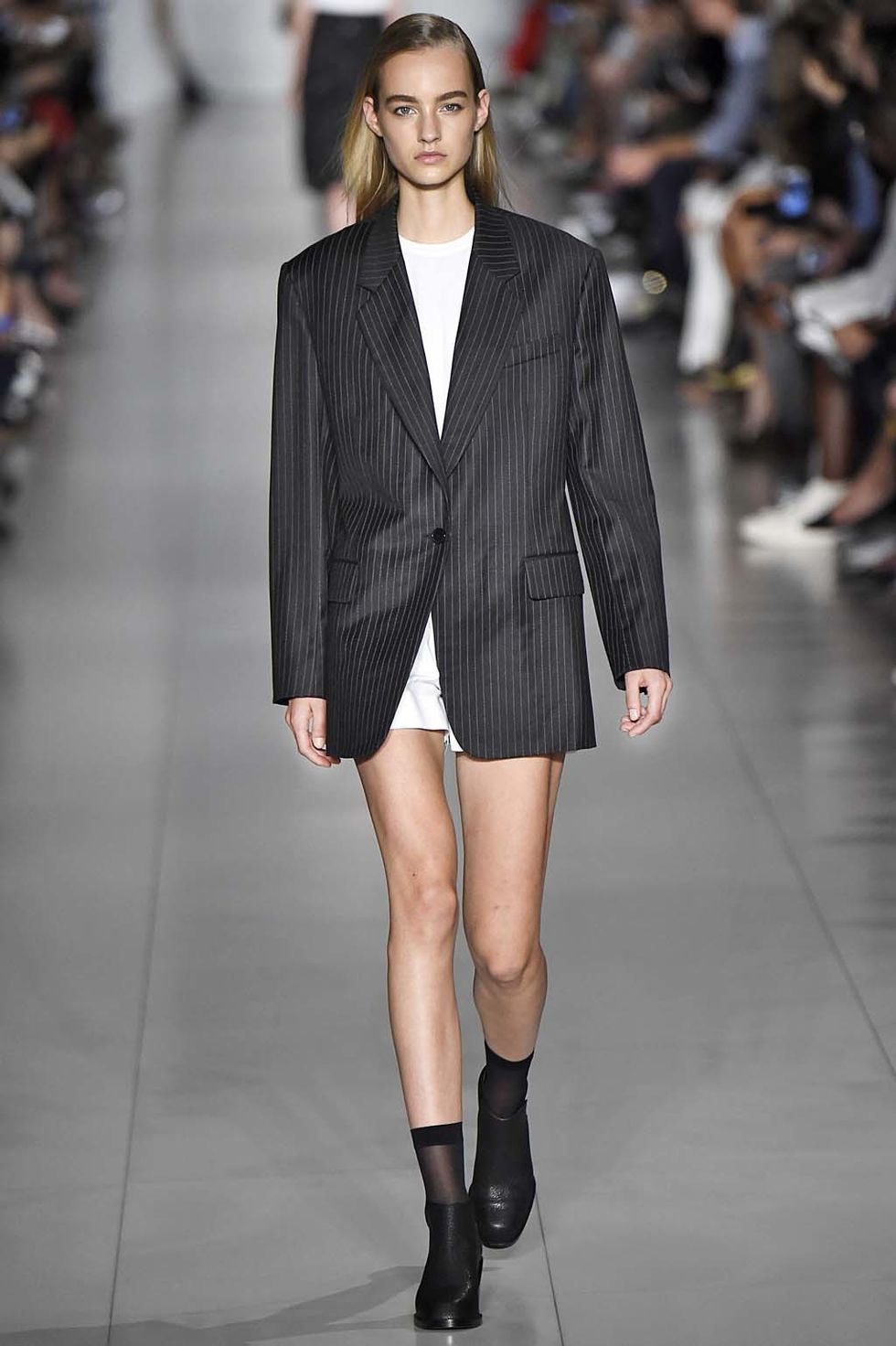 <p><strong>DKNY&nbsp;</strong>ha sido uno de los que han optado por la versión sexy: blazer oversize sobre minivestido.</p><p>&nbsp;</p>