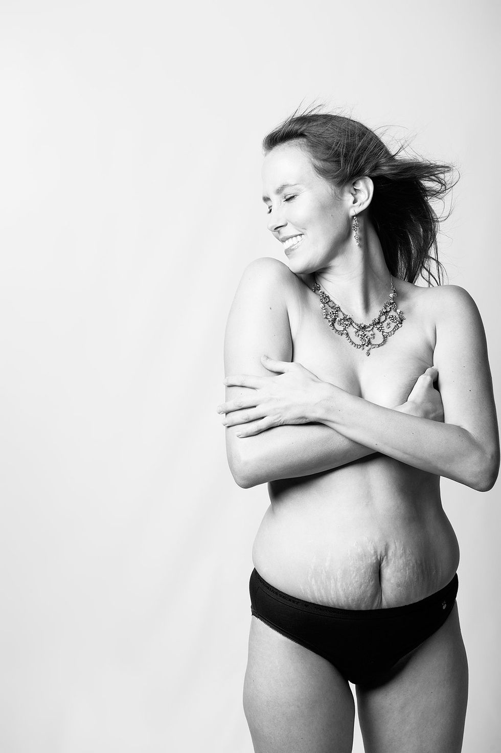 <p>&quot;No he visto a nadie que celebre los cuerpos que han dado a luz, salvo aquellos que han vuelto a su ser tras el parto&quot;, denuncia la fotógrafa <a href="http://www.jadebeall.com/" target="_blank">Jade Beall</a>. Beall ha recopilado los cuerpos reales de mujeres que han estado embarazadas en el proyecto <a href="http://www.abeautifulbodyproject.org/" target="_blank">A Beautiful Body</a>: “La fotografía es mostrarte como eres”, asegura. “No necesitas hacer desaparecer nada de tu cuerpo para que éste sea considerado bello o artístico”.</p>