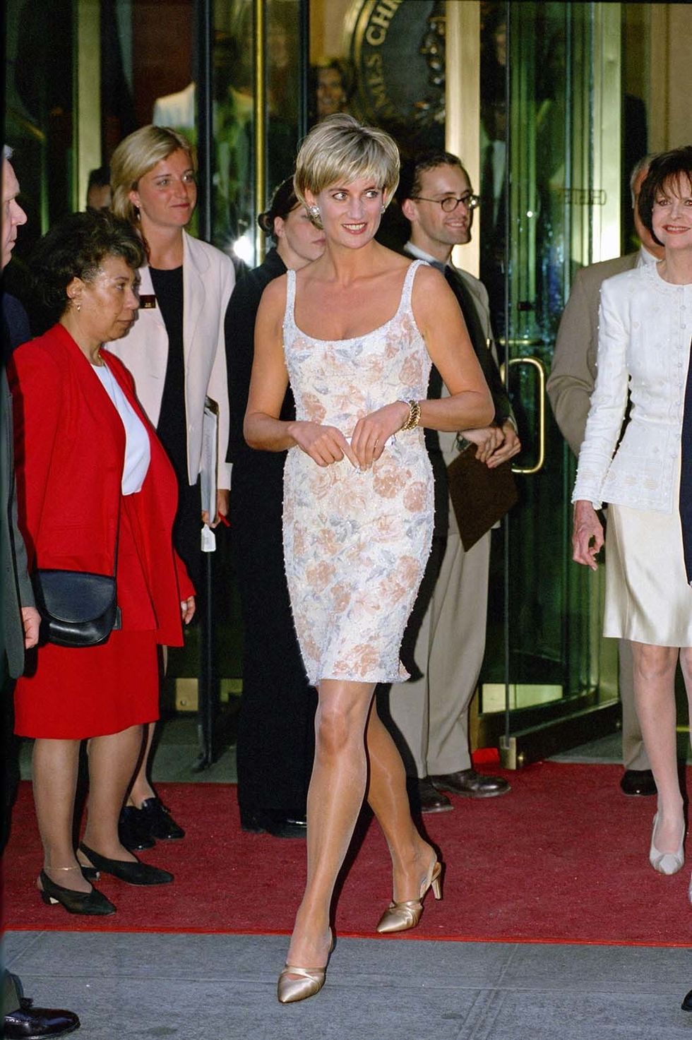<p>Y hablando de medias… las medias cristal. La Princesa Diana era muy fan de ellas. Por si había poco brillo, normalmente se combinaban con calzado metalizado. Too much.&nbsp;</p>
