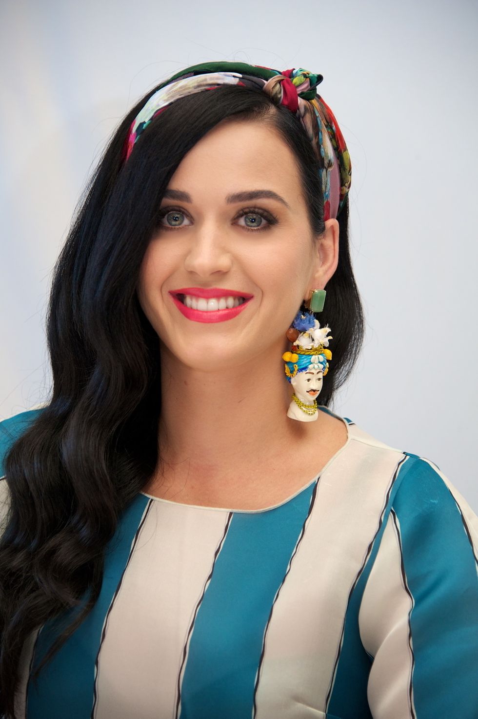 <p><strong>Katy Perry</strong> se ajusta a la perfección al 'look' Dolce &amp; Gabbana.</p><p>&nbsp;</p>