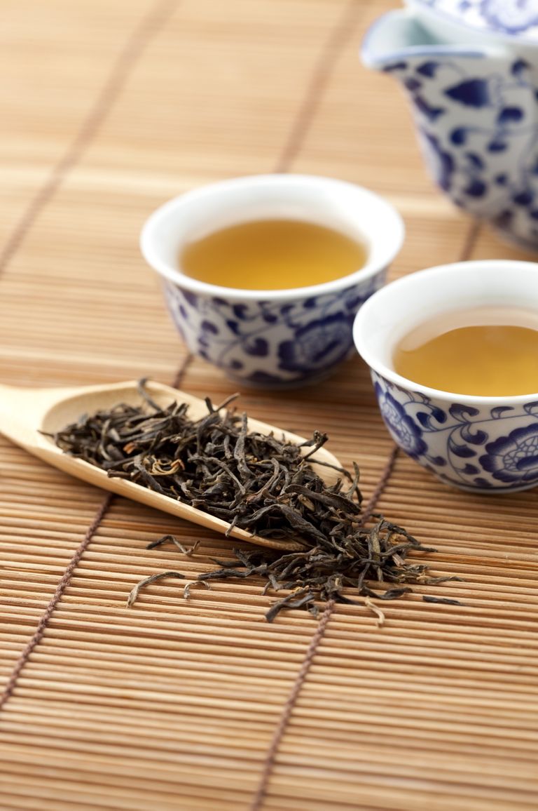<p>El <strong>té Oolong</strong>, también conocido como té azul, está a medio camino entre el té verde y el negro en lo que a oxidación se refiere. Sus hojas pueden aparecer prensadas de dos formas diferentes: enrolladas sobre sí mismas o formando bolas, y sus propiedades dependen en gran medida del nivel de oxidación al que se haya sometido. Aunque el nivel de catequinas del té azul es menor que el del verde, tiene presentes en mayor cantidad otro tipo de polifenoles como teaflavinas o tearubiginas, sustancias vinculadas al buen funcionamiento cardiovascular. Además, se considera que una taza de té Oolong contribuye a una buena digestión.</p>