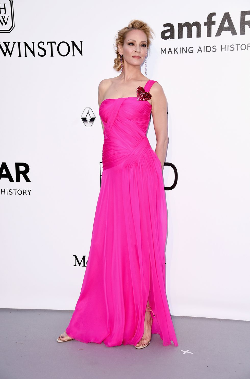 <p>Otra que escogió un color vitamínico fue <strong>Uma Thurman</strong> con este vestido rosa de <strong>Schiaparelli</strong>.</p>