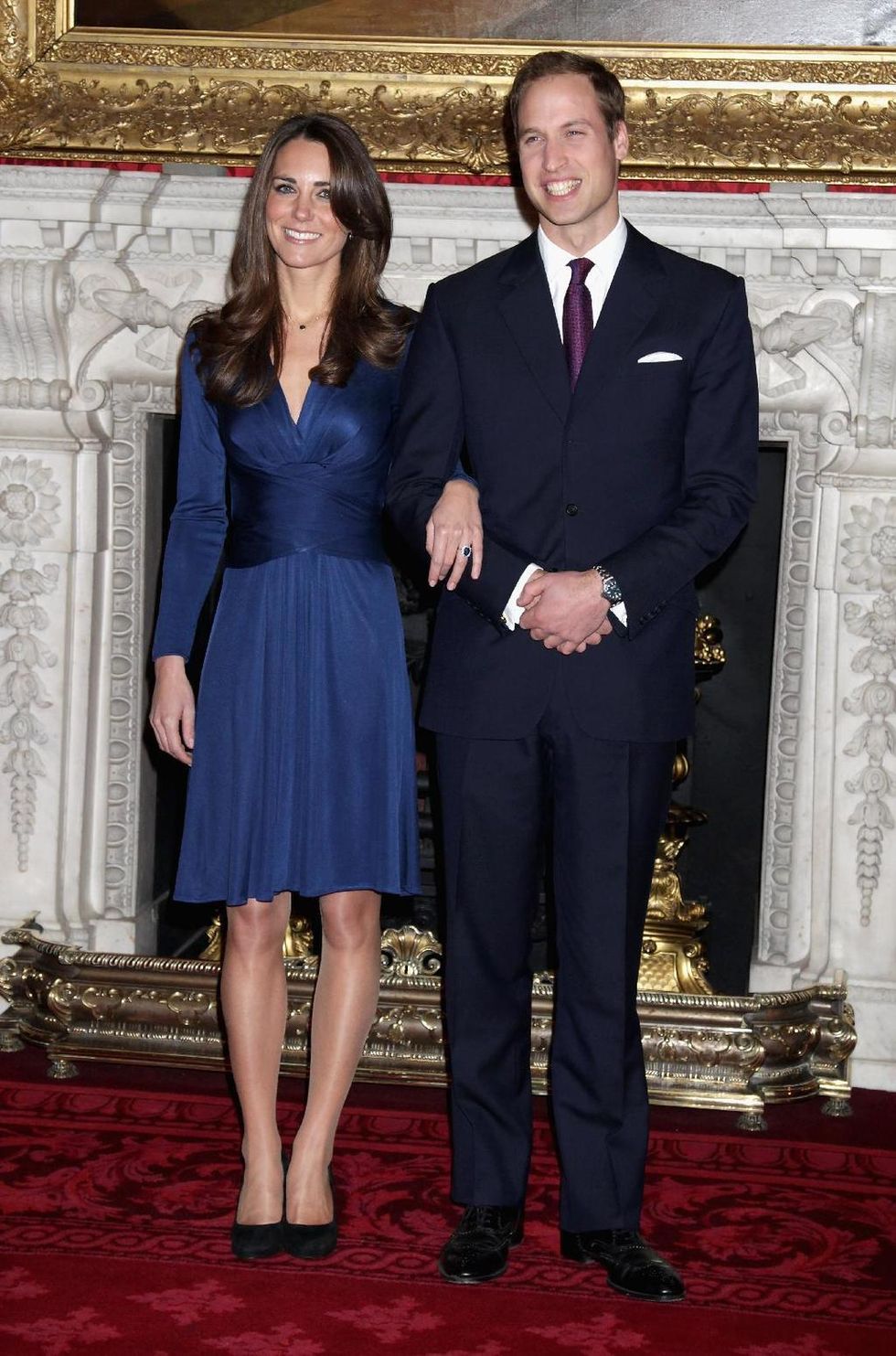 <p>¿Quién puede olvidar el vestido azul de <strong>Issa</strong> que Kate Middleton lució en el anuncio de su compromiso? Se agotó en 2010 y Harvey Nichols lo repuso cinco años más tarde.</p>