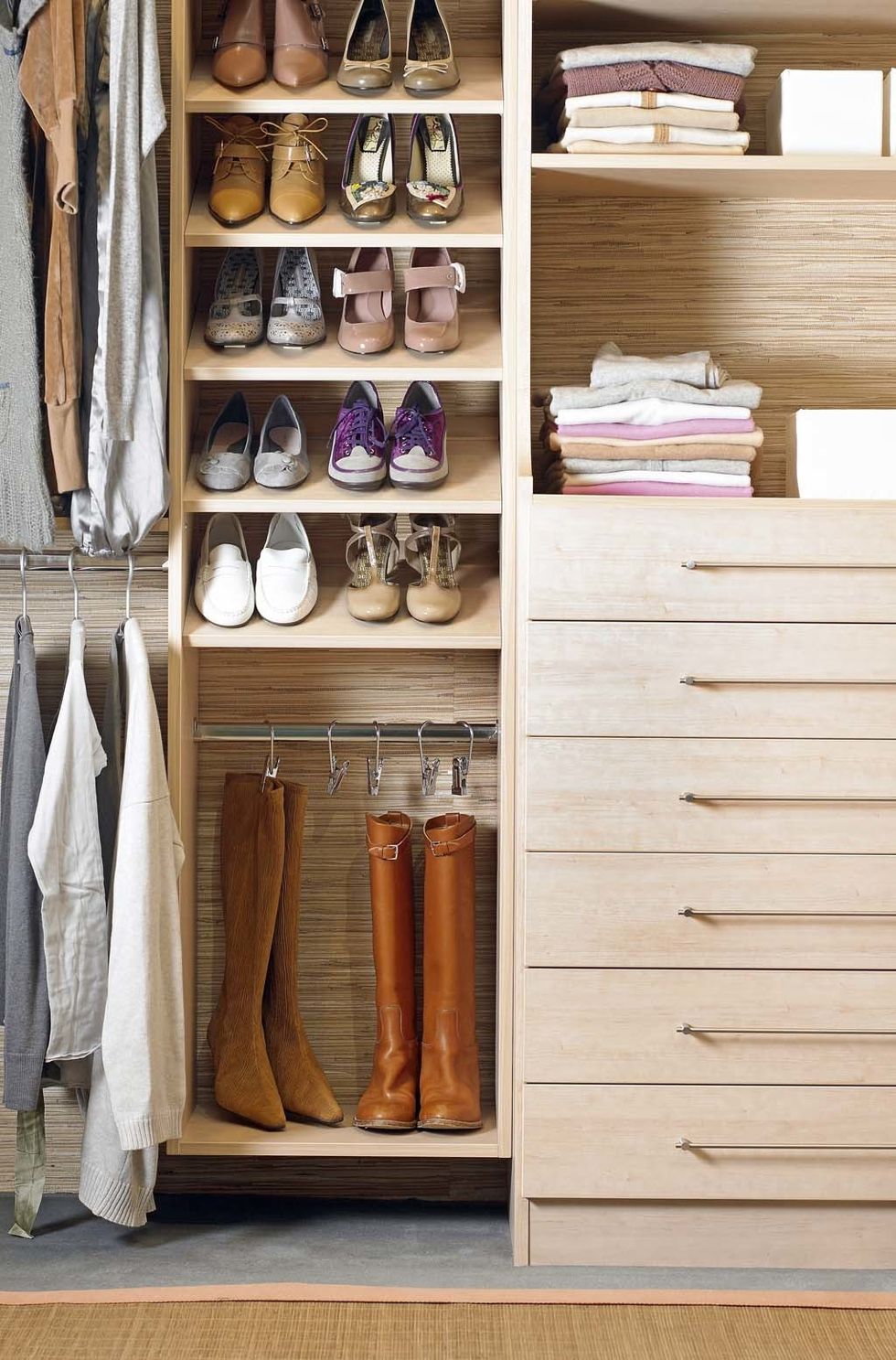 <p>Una idea perfecta para mantener tu calzado en perfecto estado. El sistema de almacenaje para botas puedes instalarla tu misma desde hoy en tu armario con una barra y unas perchas con gancho. ¡Genial!&nbsp;</p>