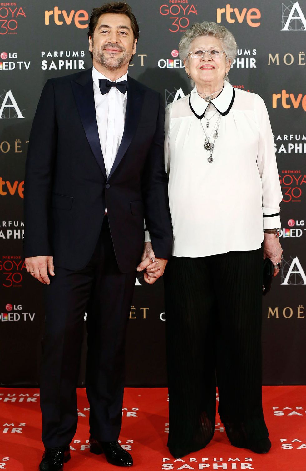<p>El actor, además de posar con su mujer, posó también con su madre, la actriz Pilar Bardem.</p>
