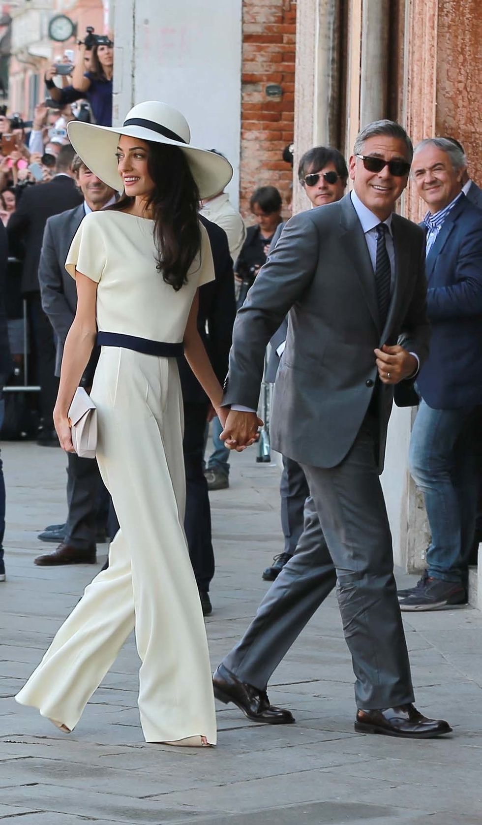 <p>En su reciente boda con el actor George Clooney, Amal Alamuddin volvió a hacer alarde de estilo y eligió casarse en pantalones. El blanco perlado no falla. Los detalles negros contrastaban un sofisticado y femenino estilismo con pantalón de pata de elefante, top y pamela.</p>