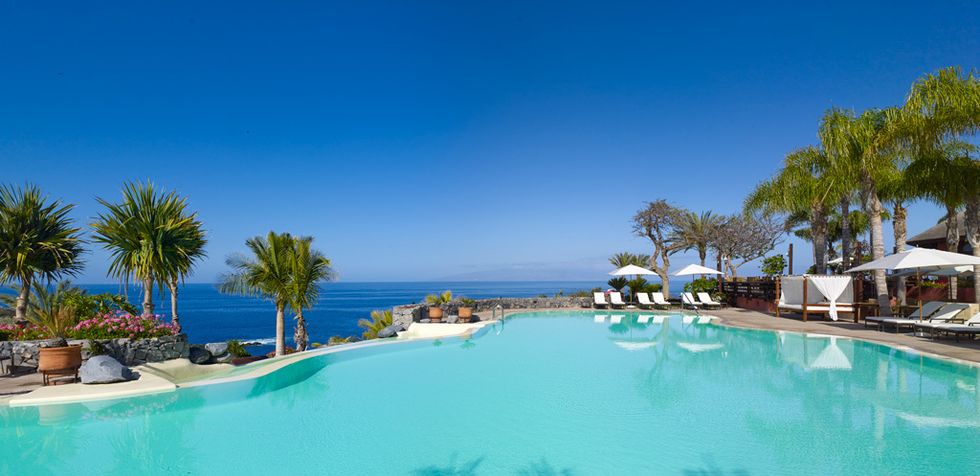 <p>Entre los mejores hoteles gourmet de España se encuentra The Ritz-Carlton Abama de Guía de Isora, Tenerife (<a rel="nofollow" href="http://www.ritzcarlton.com/abama" target="_blank">www.ritzcarlton.com/abama</a>). Su oferta gastronómica nos permite viajar por Italia o Argentina sin movernos del sitio gracias a su amplia variedad de restaurantes. Pero bajo su cielo deluxe lucen tres estrellas Michelin, lo que lo convierte en un destino gastronómico único. Por un lado la que exhibe Kabuki, una referencia para los amantes de la cocina japonesa, y que bajo la supervisión del chef Ricardo Sanz, sorprende con una cocina fusión sobresaliente. Por otro lado, la joya de la corona, M.B, su restaurante dos Estrellas Michelin de Martín Berasategui capitaneado por el chef Erlantz Gorostiza y cuya cocina imaginativa y fresca, maridada con unos vinos imponentes, es de las que convierten el menú en una experiencia inolvidable.</p>