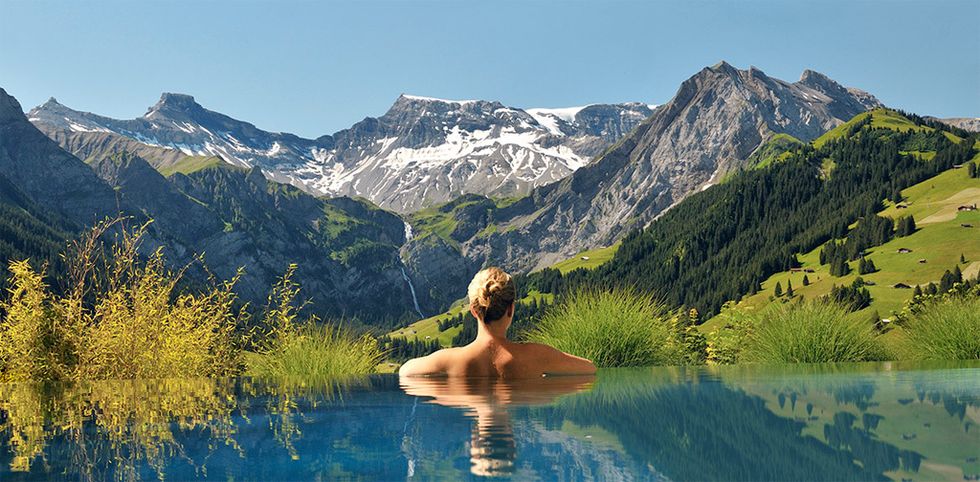 <p>En plenos Alpes suizos se alza este hotel, que dispone de una infinity pool con vistas a un paisaje de cuento. Un oasis azul en mitad de un inmenso entorno verde.</p>