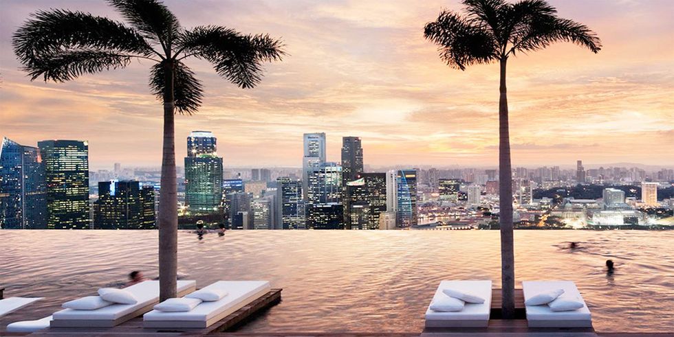 <p>En pleno centro de Singapur se alza este hotelazo y, en su azotea, una piscina con unas vistas de infarto. Bañarse tan cerca del cielo sólo está al alcance de los huéspedes, no de los visitantes. </p>