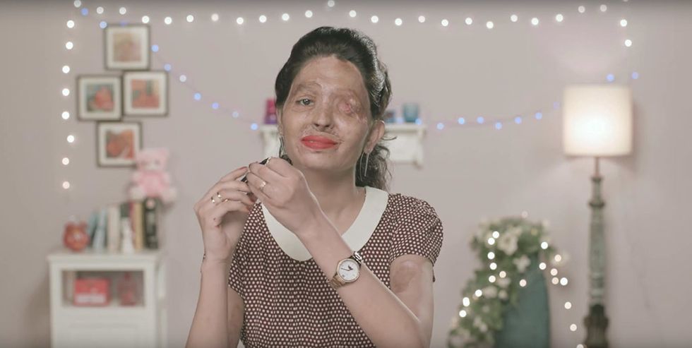 <p>Cómo conseguir unos labios rojos perfectos, aprender a usar el delineador... Los tutoriales de Reshma serían como los de cualquier otra 'youtuber' de no ser por algo que le diferencia del resto: su rostro está desfigurado después de que su cuñado le lanzara ácido sulfúrico a la cara. Esta joven india de 18 años ha decidido colaborar con la ONG <a href="http://makelovenotscars.org" target="_blank">Make Love Not Scars</a> para lanzar videotutoriales que conciencien al mundo de un hecho lamentable: en la India, conseguir un litro de ácido es tan sencillo como comprar un cosmético (e incluso más barato).</p>