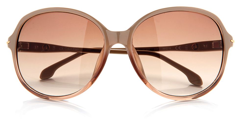 <p>Los tonos 'nude' también llegan a las gafas, como en este modelo de Calvin Klein (97 €).</p>