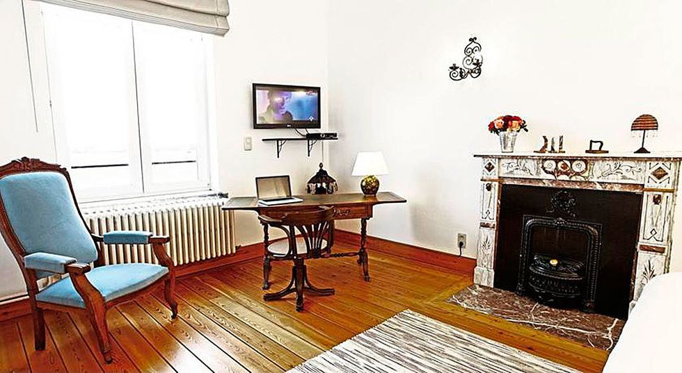 <p>La vivienda dispone de numerosos muebles antiguos restaurados y tapizados en colores vivos.</p>