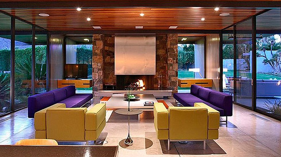 <p>El salón es un buen ejemplo del estilo que respira la casa, minimalista pero muy acogedor. Las paredes de ladrillo se combinan con las de cristal para integrar el jardín en la vivienda.</p>