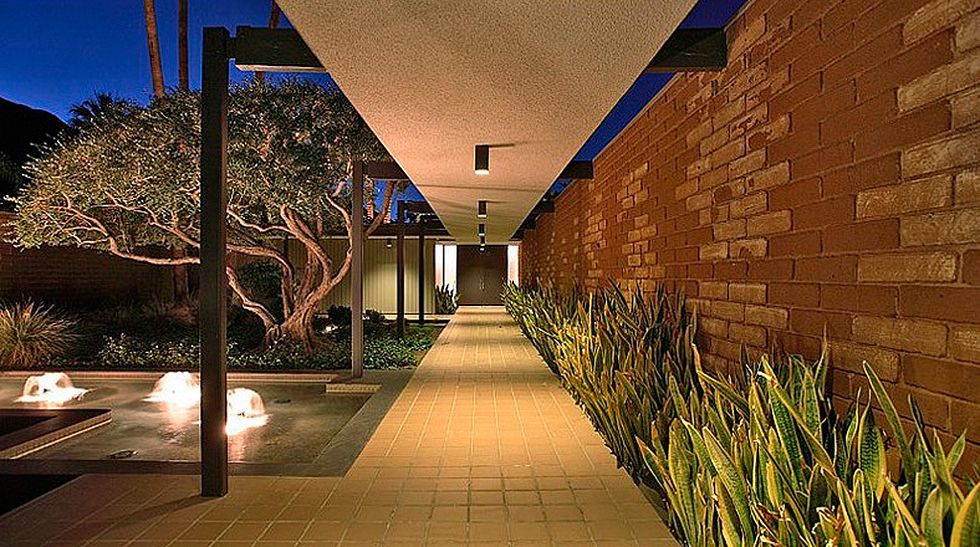 <p>Situada en la zona de Palm Springs, California, la casa cuenta con una sola planta, y esta situada en una parcela de 7.000 metros cuadrados.</p>