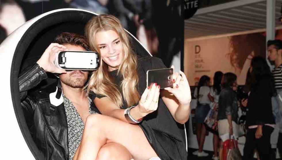 <p>Samsung hace posible lo imposible con las gafas&nbsp;<strong> VR de Samsung </strong><strong>de realidad virtual.</strong> Mirian y Alberto vuelven a vivir de nuevo el desfile de David Delfín.</p>