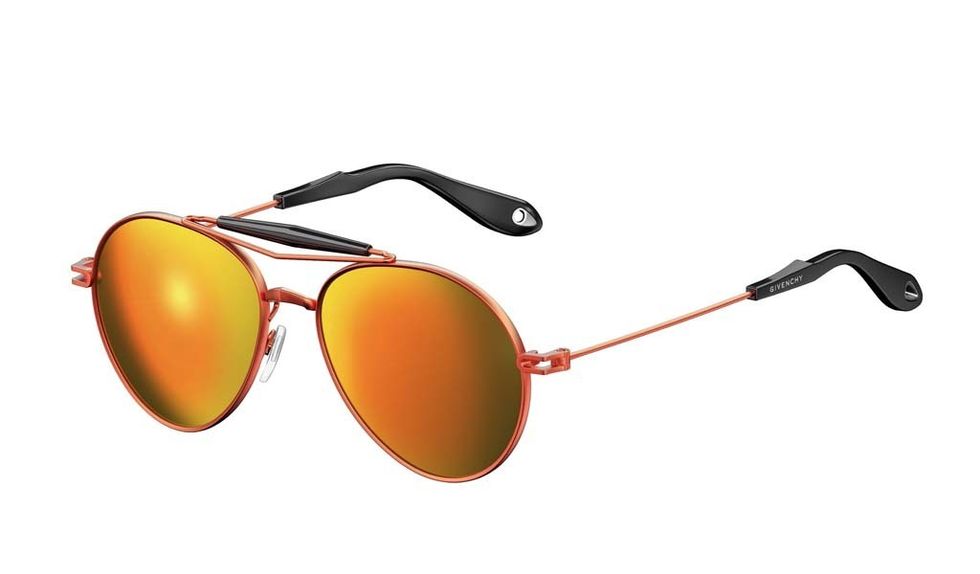 <p>Gafas de sol de estilo aviador, de&nbsp;<strong>Givenchy&nbsp;</strong>(250 €).</p>