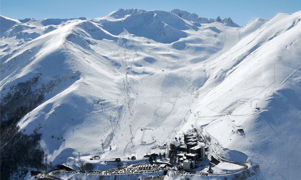 <p><strong><a href="http://www.peyragudes.com" target="_blank">Peyragudes</a> (Francia).</strong> Será un momento inolvidable. Cuando todos los aficionados disfrutan de su après-ski tú puedes darte una vuelta durante una hora por las pistas del valle de Louron montado en este vehículo. El resto de la jornada, te acompañará el sol mientras practicas deporte, gracias a la orientación este-oeste. Además, te recrearás con una panorámica soberbia de montañas que se alzan hasta los 3.000 m.&nbsp;</p>