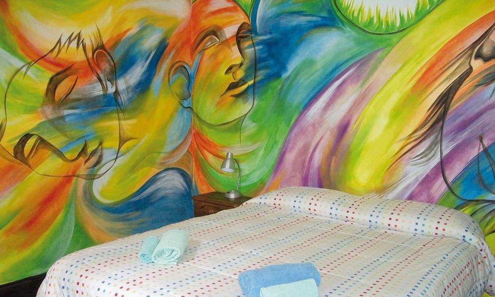 <p>Rodéate de pintura en el barrio más antiguo de Buenos Aires, San Telmo. El alojamiento funciona como una galería artística, con obras de estarcido o grafiti. Puedes compartir habitación desde 14 euros o dormir en doble por 44 euros, con desayuno.&nbsp;<a href="http://artfactoryba.com.ar/" target="_blank">artfactoryba.com.ar</a>. &nbsp; &nbsp;</p>
