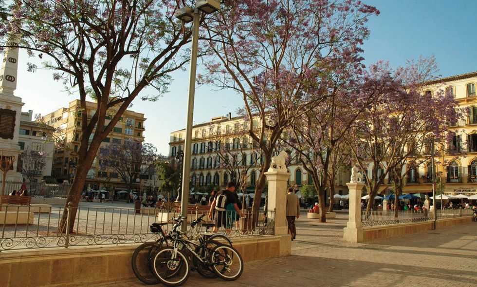 <p>Pero el gran eje de Málaga es Picasso, que nació aquí en 1881. Muchos son los guiños de la ciudad al genial pintor. Su museo, dedicado a su obra artística, no es ni el único en el mundo ni el más extenso, pero sólo aquí puedes visitar su <a href="http://fundacionpicasso.malaga.eu/" target="_blank">Casa Natal</a> (3 euros), en la plaza de la Merced. La ruta picassiana continúa por distintos lugares del centro histórico donde pasó su infancia y culmina en el <a href="http://www.museopicassomalaga.org" target="_blank">Museo Picasso,</a> con una selecta colección de distintas etapas de su obra (entrada: 6 euros). </p><p>Termina el paseo artístico en el museo <a href="http://www.carmenthyssenmalaga.org" target="_blank">Carmen Thyssen,</a> inaugurado hace menos de dos años y con una bella colección de arte español del siglo XIX, especialmente de pintura andaluza (6 euros).</p><p>Para conocer el corazón popular de la ciudad, paséate por el <a href="http://www.mercadodeatarazanas.com/" target="_blank">mercado de las Atarazanas,</a> Disfrutarás de su ambiente de barrio, entre boquerones, <i>cañaíllas</i> (caracoles), aceitunas y otros ricos productos locales, en un edificio cuya reciente restauración le ha devuelto parte de su antiguo encanto –fue antiguo taller y astillero-. </p><p>Y, si aún no has desayunado, prueba los churros de la <a href="http://www.casa-aranda.net/" target="_blank">Casa Aranda</a> (Herrería del Rey, 3), que desde hace 75 años es frecuentado por periodistas y locutores para el <i>cafelito</i> de las 12. Y termina con un vino en la <a href="http://www.antiguacasadeguardia.net/" target="_blank">Antigua Casa de Guardia</a> (Alameda Principal, 18), bodega de las de antes, que desde 1840 vende caldos de toda la provincia.</p>