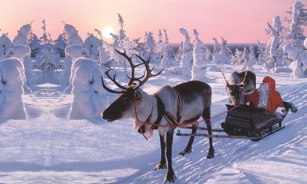 <p>En esta región finlandesa puedes traspasar la línea del Círculo Polar o convivir con una familia sami. Pero, si vas con niños, sólo habrá tiempo para visitar <a href="http://www.santaclausvillage.info/es" target="_blank">Santa Claus Village,</a> la residencia oficial de Papá Noel, donde puedes verle en persona o enviarle una carta desde la oficina postal central.&nbsp;</p>
