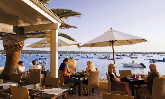 Terracita de lujo del Café del lago, en el puerto de Sa Savina.