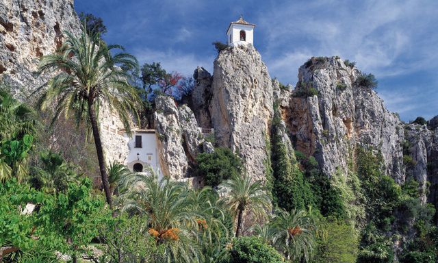El impresionante castillo de la Alcozaiba.
