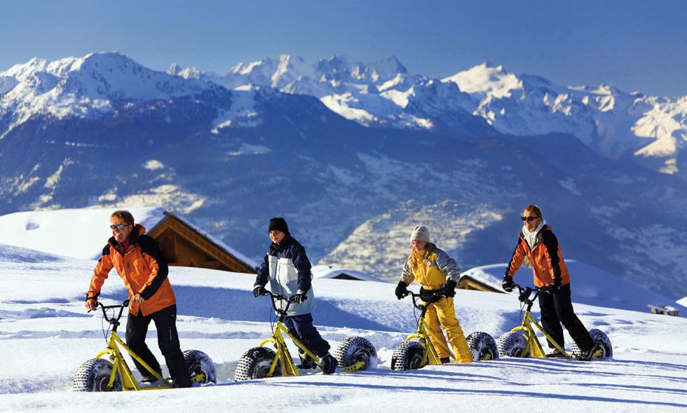 <p><strong><a href="http://www.crans-montana.ch" target="_blank">Crans-Montana</a>&nbsp;(Suiza).&nbsp;</strong>Así se conoce a este dominio formado por cuatro estaciones –Crans, Montana, Barzettes y Aminona–, comunicadas por remontes y autobús gratuito. Puedes practicar snowbiking, una actividad con historia, pues así se desplazaban los carteros suizos desde finales de 1850. En el poblado de Crans hay también un glaciar, y si viajáis con niños podéis visitar la Fundación Suiza de <a href="http://www.trains-miniatures.ch" target="_blank">Trenes en Miniatura,</a> les va a encantar.&nbsp;&nbsp; &nbsp;&nbsp;</p>