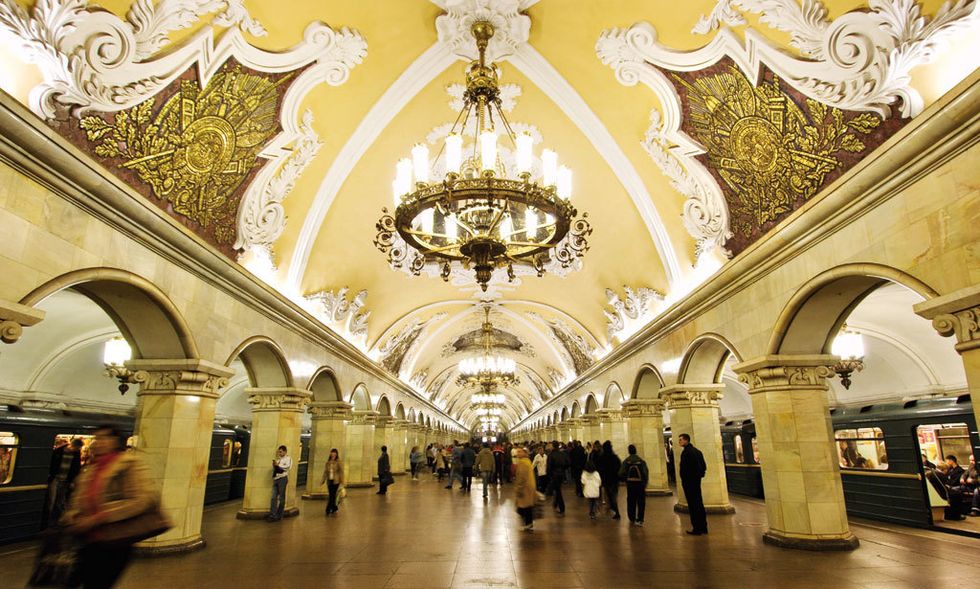 <p>Más de 8 millones de moscovitas viajan en metro cada fin de semanal. Pero, a pesar de lo elevado de la cifra, lo más llamativo del metro de Moscú es su grandiosidad.&nbsp;&nbsp;Fue inaugurado en 1935 como herencia del régimen socialista, que quería convertir este sistema de transporte en palacio del pueblo. La opulencia se mantiene en las líneas antiguas, como Koltsevaya, y en sus estaciones como Komsomólskaya, con look de salón de baile. Te gustará el contraste entre su excepcional techo barroco y sus columnas de mármol, junto a mosaicos que escenifican la lucha independentista del pueblo.&nbsp;Infórmate en&nbsp;<a href="http://engl.mosmetro.ru/" target="_blank">http://engl.mosmetro.ru</a>.</p>
