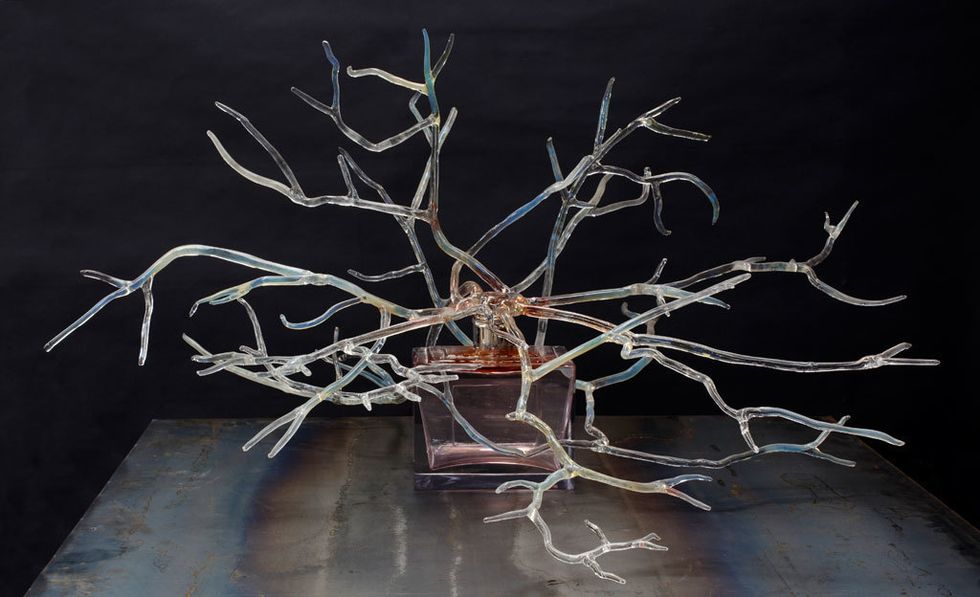 <p>La pintora y escultora francesa Carole Benzaken se inspira en la forma cúbica del tapón de los frascos de Miss Dior para crear una estructura arborescente de ramas de cristal que evocan el mágico alcance de la fragancia.</p>