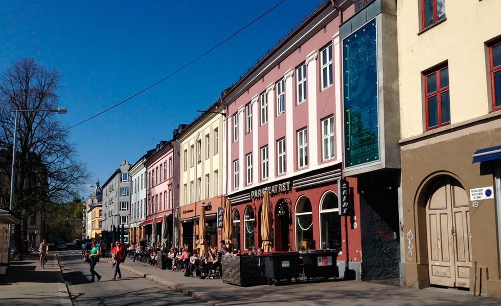 <p>En el lado oriental del río se encuentra Grünerløkka: una colorida zona de románticas cafeterías, restaurantes, bares y tabernas, además de ser una de las zonas comerciales más populares de la ciudad, con originales boutiques, tiendas de antigüedades, de artículos de segunda mano... El pasado de esta zona está ligado a las viejas fábricas que durante el siglo XIX se instalaron a orillas del río, en torno a las cuales nacieron los barrios obreros, de ahí que se conserven muchos edificios de ladrillo rojo visto que hacen del barrio el más &quot;trendy&quot; de la ciudad. </p><p>Foto: Visitoslo/Tord Baklund.</p>