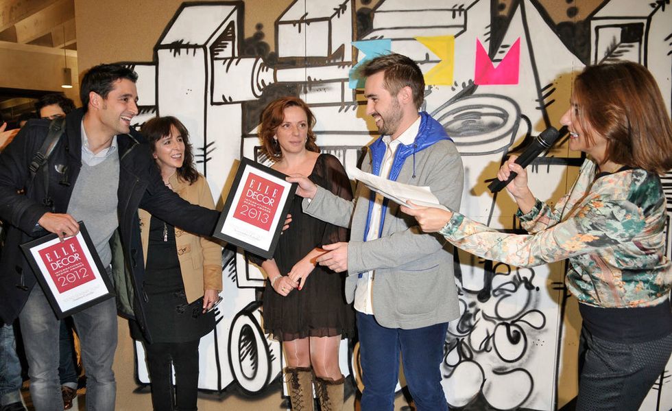 <p>El diseñador Andreu Carulla pasa el testigo al Young Talent Designer 2013, Noviembre Estudio.</p>