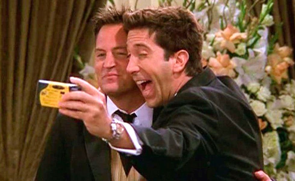<p>
<strong>Episodio:</strong> “El de la boda de Chandler y Monica”, temporada 7.<br />OK, quizás lo volverías a hacer si estuvieras en una boda nostálgica. Pero venga ya, es algo que supone mucho curro. Ahora solamente necesitas un hashtag de la boda y subirlo a las redes sociales.</p>