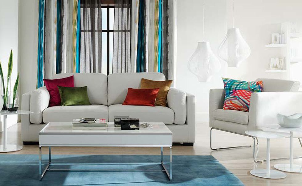 <p>Ahora, se han escogido tonos intensos para el mismo espacio: cojines en verdes, rojos y ocres; alfombra y cortina con predominio del azul. El resultado, un ambiente informal y cool.</p>