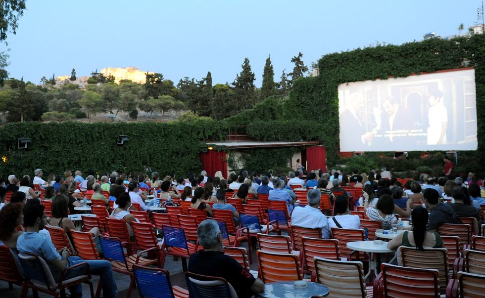 <p>¿Disfrutar de un clásico de cine con la Acrópolis como telón de fondo? Es posible en este cine de Atenas, una sala al aire libre construida en 1935, sin muchas pretensiones pero con unas vistas que quitan el hipo. </p>