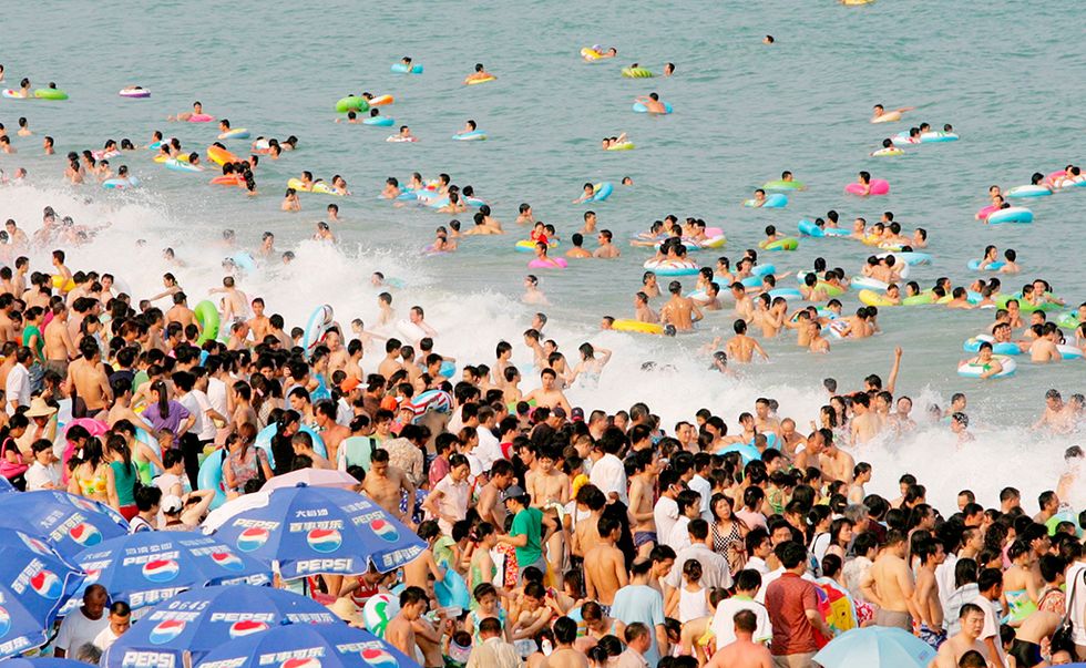 <p>Si eres de los que te gusta estar con gente en la arena porque eso de la playa solitaria te da como mal rollito, deberías valorar visitar las de Daimeisha (China, en la imagen), la de Ipanema (Rio de Janeiro, Brasil) o la Plage Publique de Beau Rivage (Niza, Francia). Seguro que haces amigos.</p>