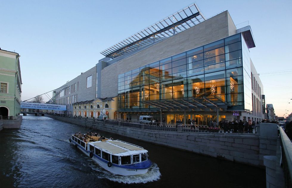 <p>Recién inaugurado, el teatro Mariinsky II es una extensión del legendario Mariinsky, famoso por su ballet. Este nuevo edificio de corte moderno pretende dar cabida a representaciones más vanguardistas como complemento del teatro original.&nbsp;</p>