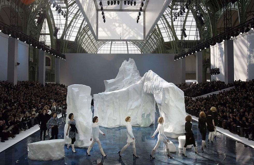 <p>En marzo de 2010, Karl Lagerfeld despertaba gran expectación cuando los asistentes al desfile de su propuesta para el Otoño/Invierno de aquel año, descubrían un iceberg en mitad del Grand Palais. En realidad era una caja hermética de 5.300 metros cúbicos que mantenía la temperatura a 4 grados bajo cero. El escenario perfecto para las propuestas Yeti que desfilaron a continuación.</p>