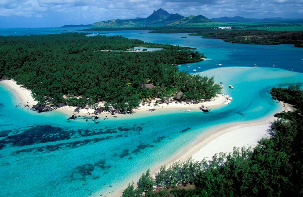 <p><strong>Île aux Cerfs</strong> (o 'Isla de los Ciervos') es un minúsculo pedazo de tierra que contiene algunas de las playas más fotogénicas de Mauricio. Aunque sus destinos más icónicos no suelen escapar al dominio del turismo masivo, con solo alejarte un poco de ellos podrás encontrar una playa casi para tí. Y lo que es mejor: ¿en qué más islas tropicales vas a poder jugar al golf? El <a href="http://www.letouessrokresort.com/en/restaurants-bars" target="_blank">Hotel Le Touessrok</a> dispone de su propio campo aquí.</p>