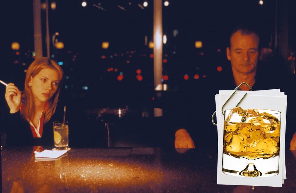 <p>Aquí vemos el primer encuentro de esta pareja ya icónica. Coincidieron en el Hotel Hyatt de Tokio. Ella estaba tomando un Vodka Tonic y él se acercó  y pidió whisky pese a estar harto de rodar todo el día un anuncio de esta bebida. Ahí empezó una de las mejores historias de no amor que hemos visto en el cine. Te proponemos revivir la escena  tal cual la ideó Coppola, en Park Hyatt, hab. doble:&nbsp; 311 €, <a href="http://tokyo.park.hyatt.com" target="_blank">tokyo.park.hyatt.com</a>.</p><p><strong>RECETA:</strong> Prueba el exquisito vodka U’Luvka para preparar tu Vodka &amp; Tonic. O mejor aún, transfórmalo en un Lemon Grass Vodka &amp; Tonic añadiendo un poco de limón o en un Pleasure Vodka &amp; Tonic con aroma de vainilla. El whisky, ninguno mejor que un scotch Glenfiddich. </p>