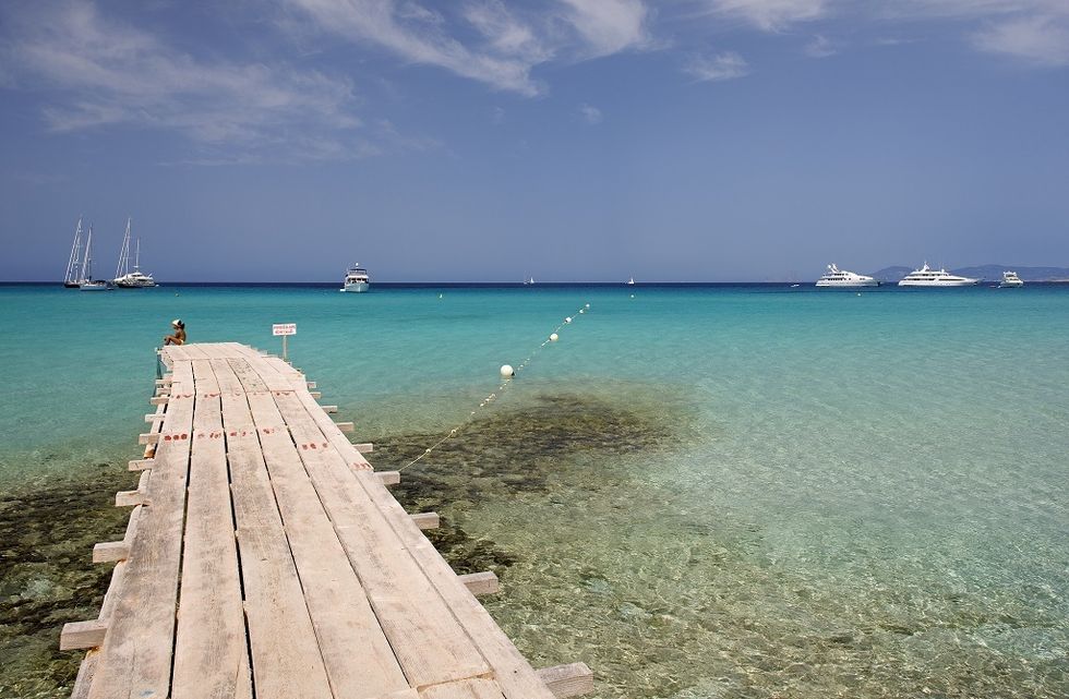 <p>Pero no es necesario irse tan lejos para visitar una de las mejores playas del mundo: Ses Illetes, en Formentera, es un destino imprescindible en muchos 'rankings'. Y no es de extrañar: sus 450 metros de longitud y sus aguas cristalinas la convierten en todo un paraíso cercano.</p>